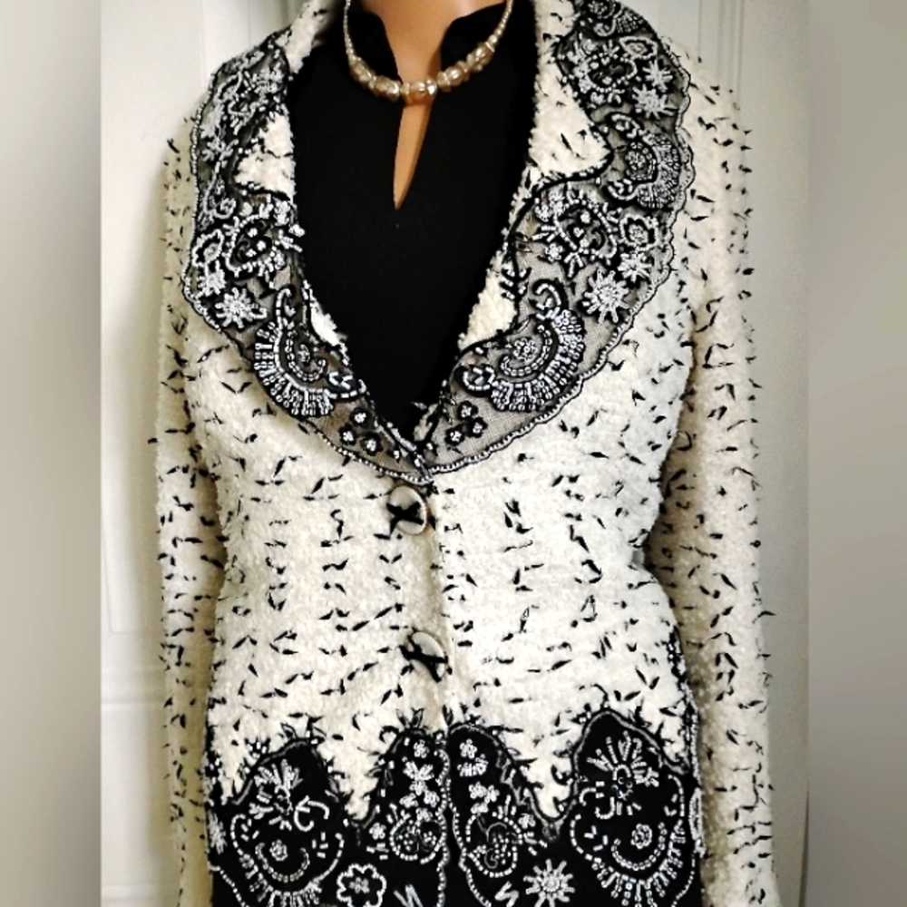Escada 12 Elegant Eyelash Black Ivory White Embroidered Beaded Lace Blazer